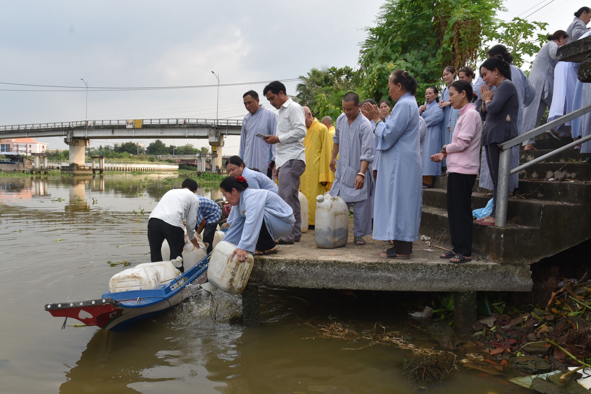Chanting sutra, releasing creatures to pray for peace in Tan Thanh, Long An by the Charity Board